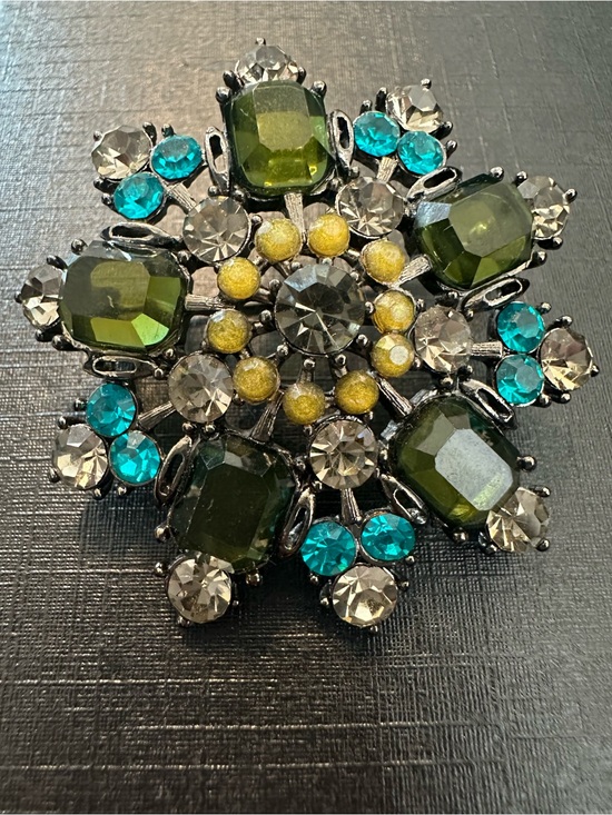 Jewelry - Vintage lucite & glass starbust brooch